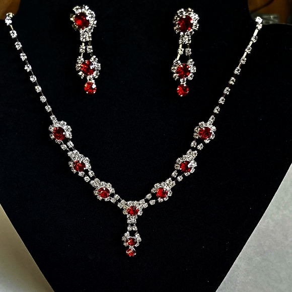 FASHION JEWELRY COLLECTION STUNNING NECKLACE AND EARRINGS SET. NEW WITH TAG. - Picture 2 of 3